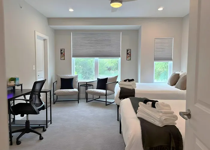 4br Townhouse With View & Parking - Sleeps 10 - Wv Rep 3 * Warrenville