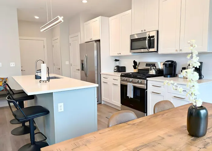 Апартаменты 4br Townhouse With View & Parking - Sleeps 10 - Wv Rep 3 Warrenville